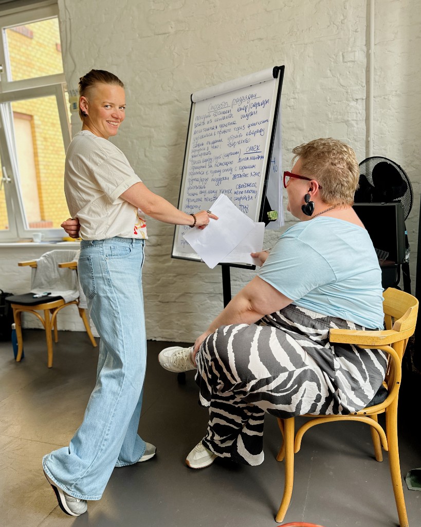Flipchart ze sposobami rozładowania napięcia — trening w Berlinie